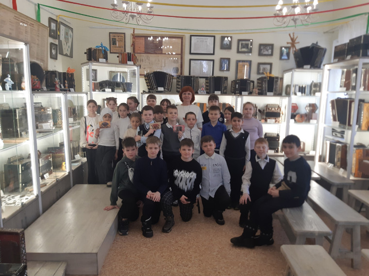 11 марта 2024 года 3 В класс посетил Музей ,,ГАРМОНИ ДЕДА ФИЛИМОНА.